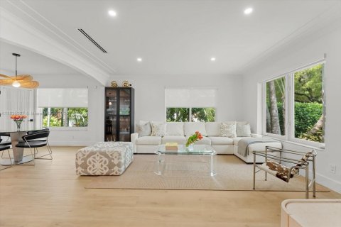 House in Coral Gables, Florida 3 bedrooms, 126.35 sq.m. № 1973244 - photo 4