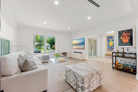 House in Coral Gables, Florida 3 bedrooms, 126.35 sq.m. № 1973244 - photo 3
