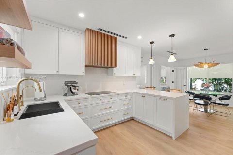 House in Coral Gables, Florida 3 bedrooms, 126.35 sq.m. № 1973244 - photo 11