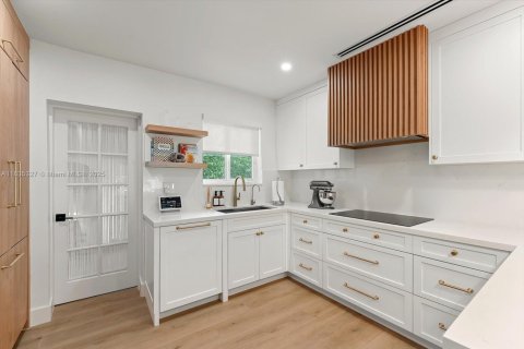 House in Coral Gables, Florida 3 bedrooms, 126.35 sq.m. № 1973244 - photo 10