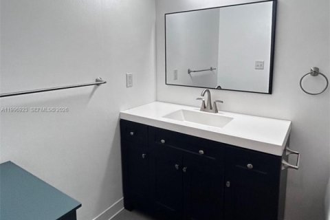 Condo in Miami, Florida, 1 bedroom  № 2059021 - photo 7