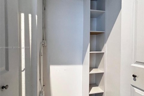 Condo in Miami, Florida, 1 bedroom  № 2059021 - photo 14