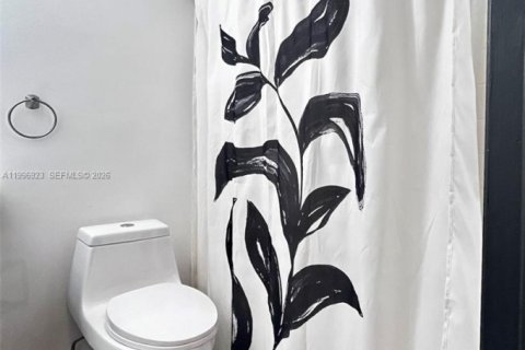 Condo in Miami, Florida, 1 bedroom  № 2059021 - photo 8