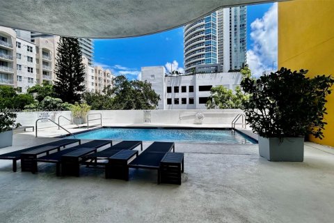 Condo in Miami, Florida, 1 bedroom  № 2059021 - photo 16