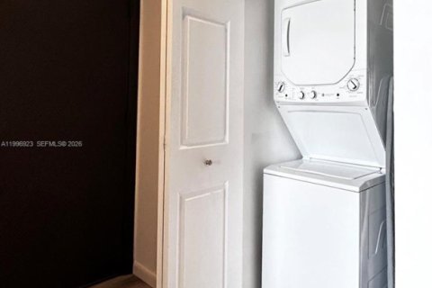 Condo in Miami, Florida, 1 bedroom  № 2059021 - photo 15