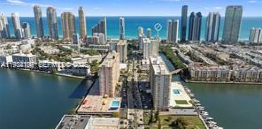 Студия в кондо в Санни-Айлс-Бич, Флорида № 1992492