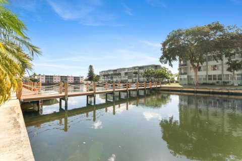 Condo à Hollywood, Floride, 2 chambres  № 2169919