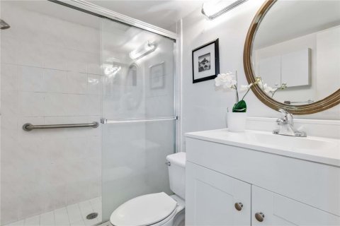 Condo in Sarasota, Florida, 1 bedroom  № 1905353 - photo 18