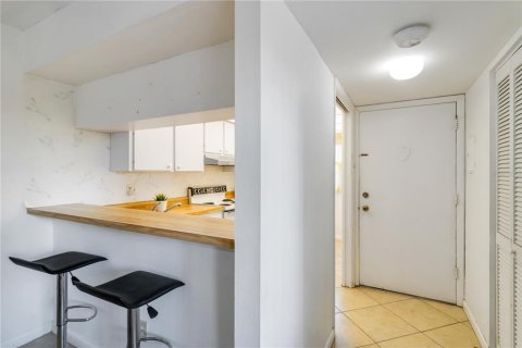 Condo in Sarasota, Florida, 1 bedroom  № 1905353 - photo 6