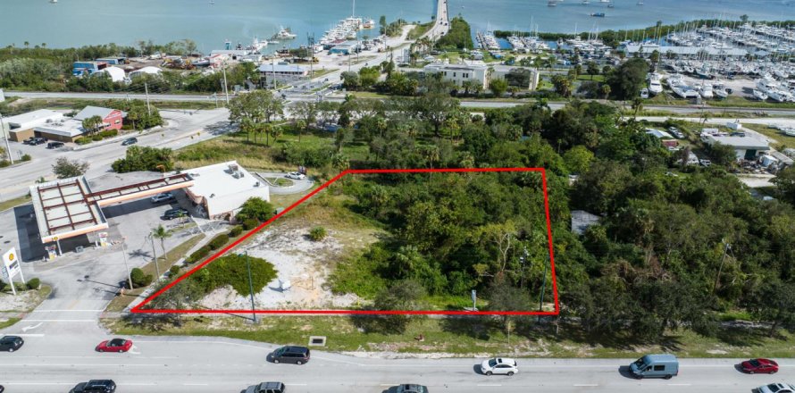Commercial property in St. Lucie, Florida № 2081695
