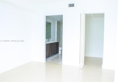 Condo in Miami, Florida, 2 bedrooms № 1988898 - photo 14