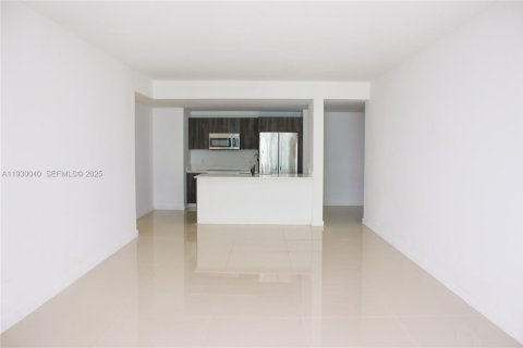 Condo in Miami, Florida, 2 bedrooms № 1988898 - photo 6