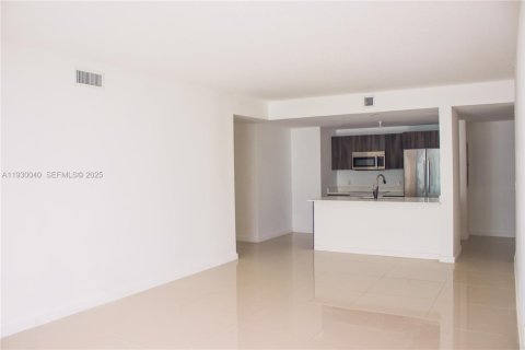 Condo in Miami, Florida, 2 bedrooms № 1988898 - photo 7