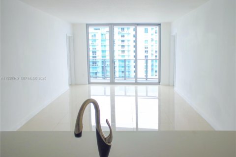 Condo in Miami, Florida, 2 bedrooms № 1988898 - photo 5