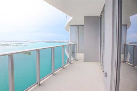 Condo in Miami, Florida, 2 bedrooms № 1988898 - photo 1