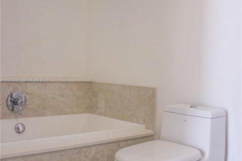 Condo in Miami, Florida, 2 bedrooms № 1988898 - photo 10