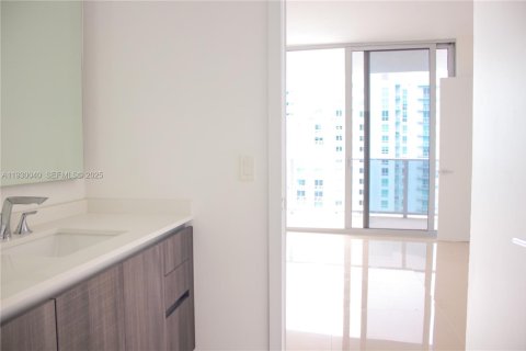 Condo in Miami, Florida, 2 bedrooms № 1988898 - photo 11