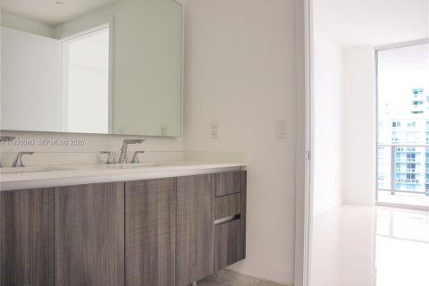 Condo in Miami, Florida, 2 bedrooms № 1988898 - photo 9