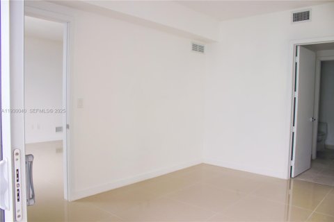 Condo in Miami, Florida, 2 bedrooms № 1988898 - photo 13
