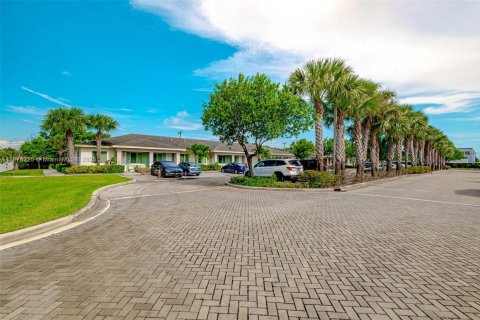 Commercial property in Miami Gardens, Florida № 1947265 - photo 1