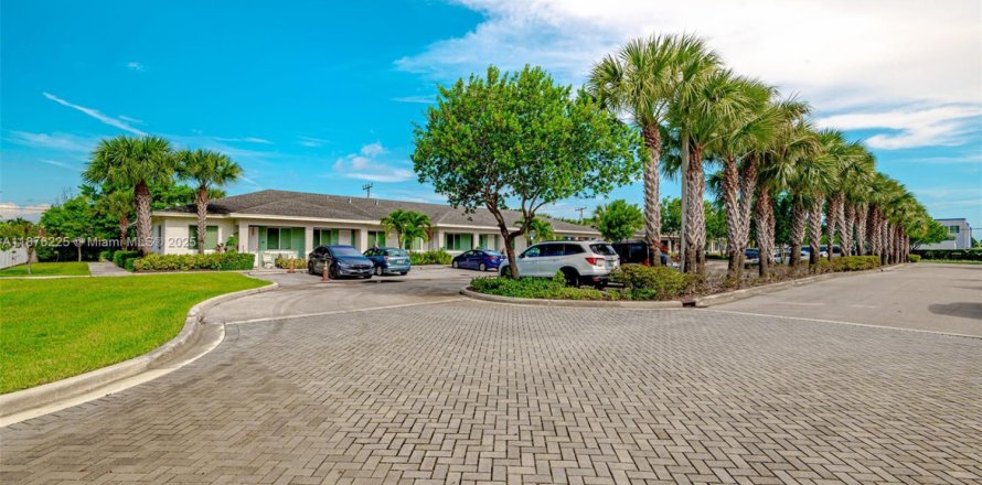 Commercial property in Miami Gardens, Florida № 1947265