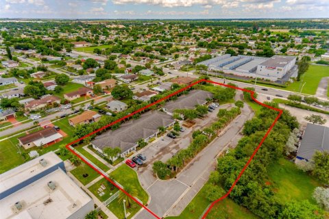 Commercial property in Miami Gardens, Florida № 1947265 - photo 10