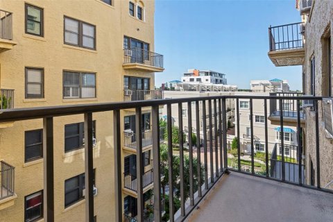 Condo in Saint Petersburg, Florida, 1 bedroom  № 2424221 - photo 3