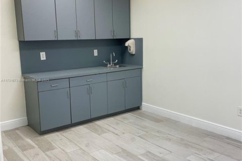 Commercial property in South Miami, Florida № 1763884 - photo 3