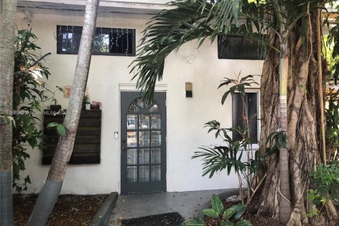 Casa en venta en Miami, Florida, 5 dormitorios, 250.09 m2 № 1711463 - foto 1