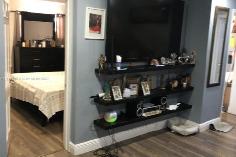 Casa en venta en Miami, Florida, 5 dormitorios, 250.09 m2 № 1711463 - foto 12