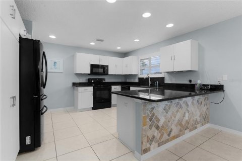 House in The Villages, Florida 3 bedrooms, 176.98 sq.m. № 1341536 - photo 9
