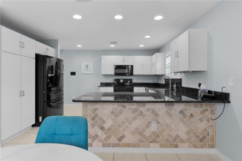 House in The Villages, Florida 3 bedrooms, 176.98 sq.m. № 1341536 - photo 10