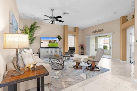 House in The Villages, Florida 3 bedrooms, 176.98 sq.m. № 1341536 - photo 4