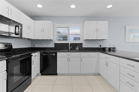 House in The Villages, Florida 3 bedrooms, 176.98 sq.m. № 1341536 - photo 8