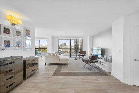 Condo in Aventura, Florida, 2 bedrooms № 2010360 - photo 5