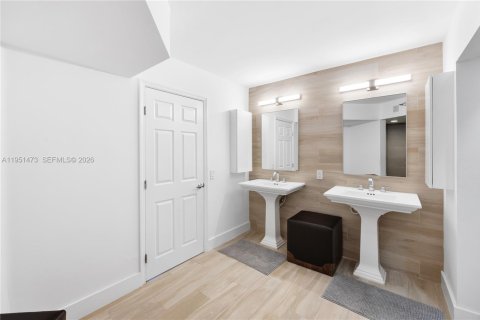 Condo in Aventura, Florida, 2 bedrooms № 2010360 - photo 28
