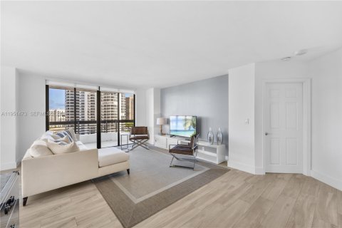 Condo in Aventura, Florida, 2 bedrooms № 2010360 - photo 8