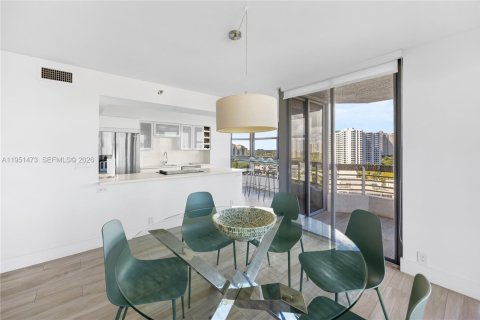 Condo in Aventura, Florida, 2 bedrooms № 2010360 - photo 13