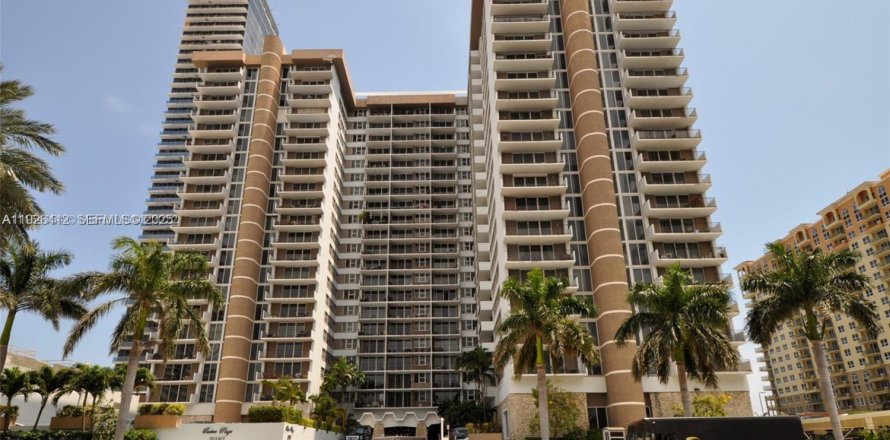 Кондоминиум с 2 спальнями в Халландейл-Бич, Флорида № 1986374