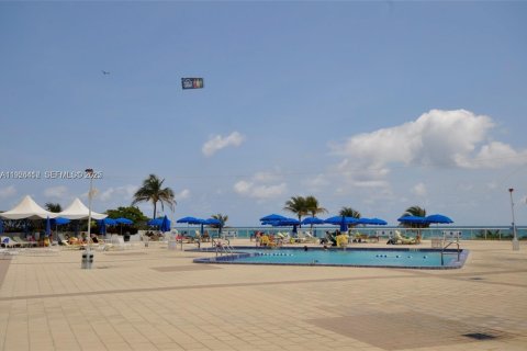 Купить кондоминиум в Халландейл-Бич, Флорида 2 спальни, 115.94м2, № 1986374 - фото 20