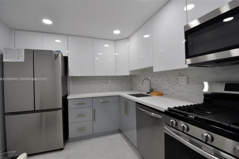 Купить кондоминиум в Халландейл-Бич, Флорида 2 спальни, 115.94м2, № 1986374 - фото 7