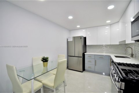 Купить кондоминиум в Халландейл-Бич, Флорида 2 спальни, 115.94м2, № 1986374 - фото 8