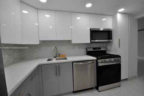 Купить кондоминиум в Халландейл-Бич, Флорида 2 спальни, 115.94м2, № 1986374 - фото 6