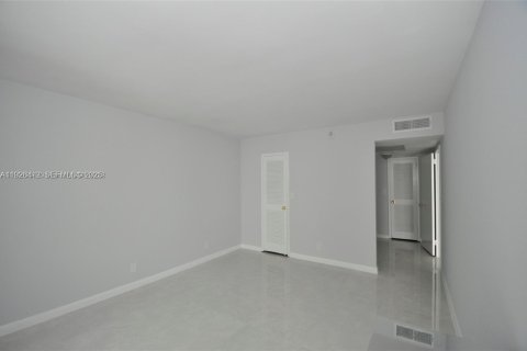 Купить кондоминиум в Халландейл-Бич, Флорида 2 спальни, 115.94м2, № 1986374 - фото 13