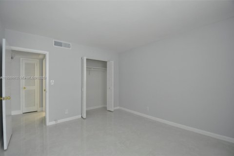 Купить кондоминиум в Халландейл-Бич, Флорида 2 спальни, 115.94м2, № 1986374 - фото 17