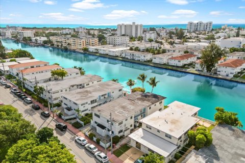 Propiedad comercial en venta en Miami Beach, Florida, 996.66 m2 № 1764375 - foto 1