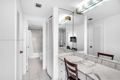 Condo in Key Biscayne, Florida, 1 bedroom  № 1805999 - photo 23