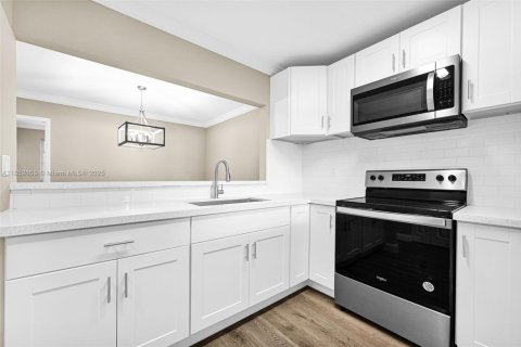 Condo in Miami, Florida, 2 bedrooms  № 1890420 - photo 23