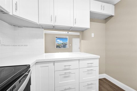 Condo in Miami, Florida, 2 bedrooms  № 1890420 - photo 22