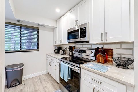 Condo in Sarasota, Florida, 2 bedrooms  № 2379191 - photo 13